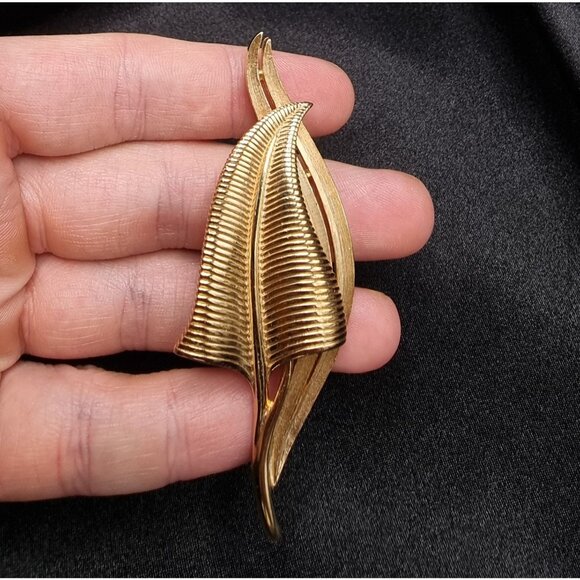 Vintage TRIFARI Signed 1960s Gold-Tone Leaf Brooch Elegant Textured Design - Picture 5 of 5